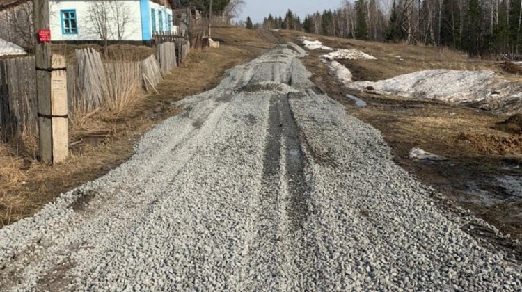 Планировка щебня. Подсыпка дорог. Отсыпка дороги щебнем. Отсыпка участка щебнем. Щебень дорога.